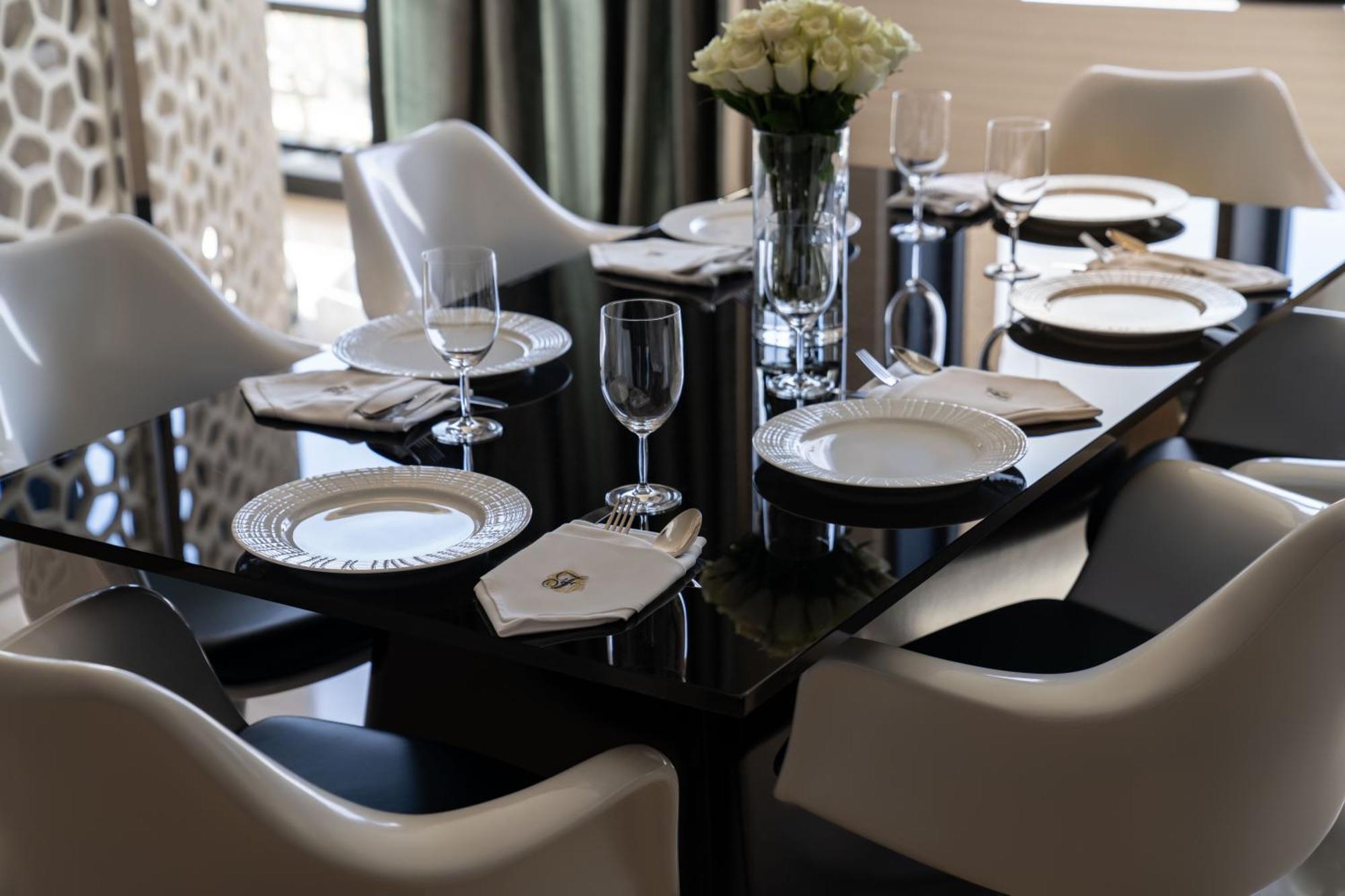Fairmont Ριάντ Εξωτερικό φωτογραφία A table set for a formal dinner