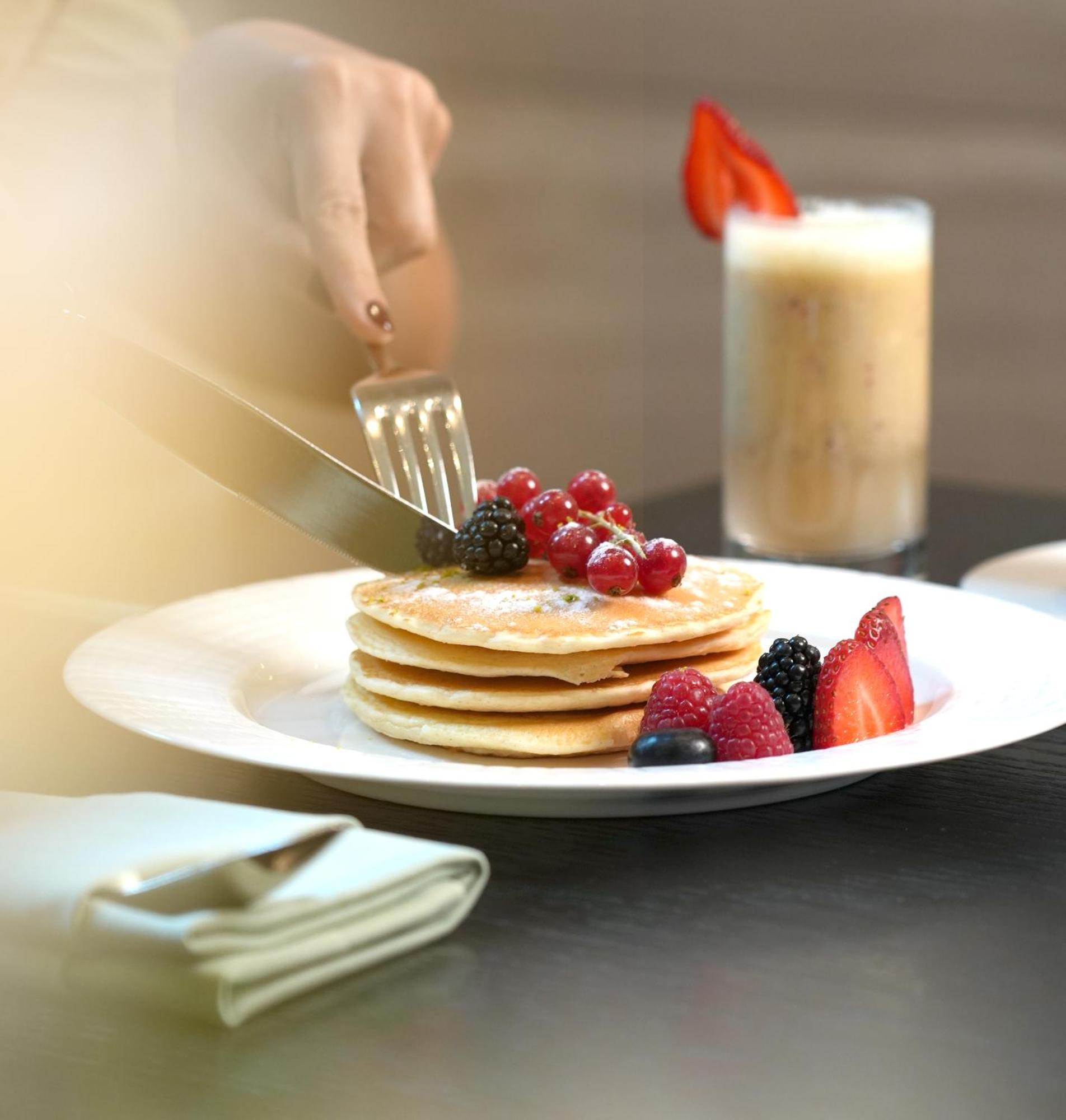 Fairmont Ριάντ Εξωτερικό φωτογραφία A stack of pancakes with fruit