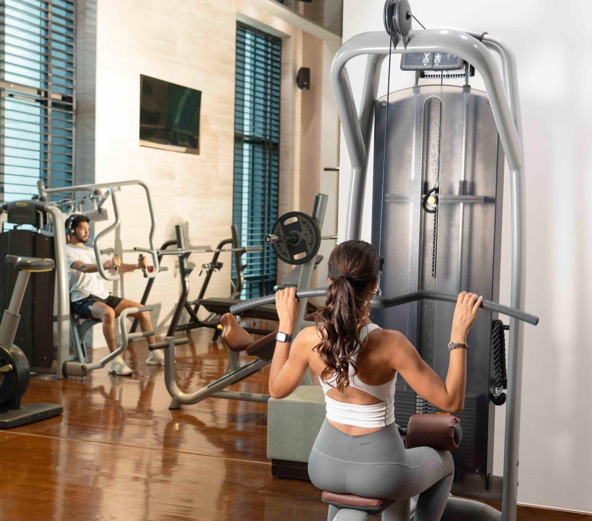 Fairmont Ριάντ Εξωτερικό φωτογραφία A woman using a lat pulldown machine