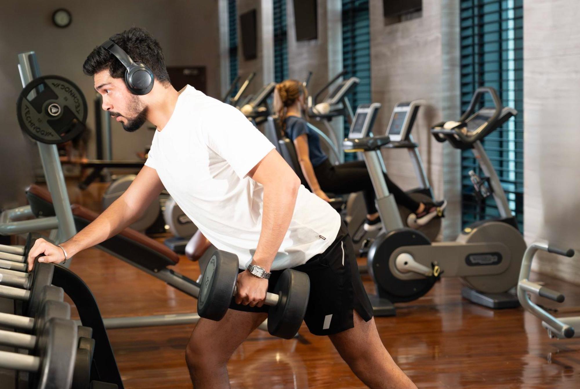 Fairmont Ριάντ Εξωτερικό φωτογραφία A man working out with a barbell